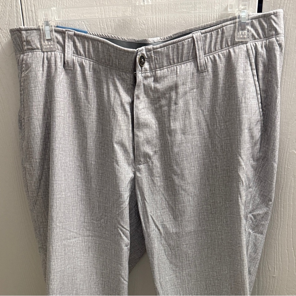 Lightweight Gray Golf Pants with Smooth Fabric